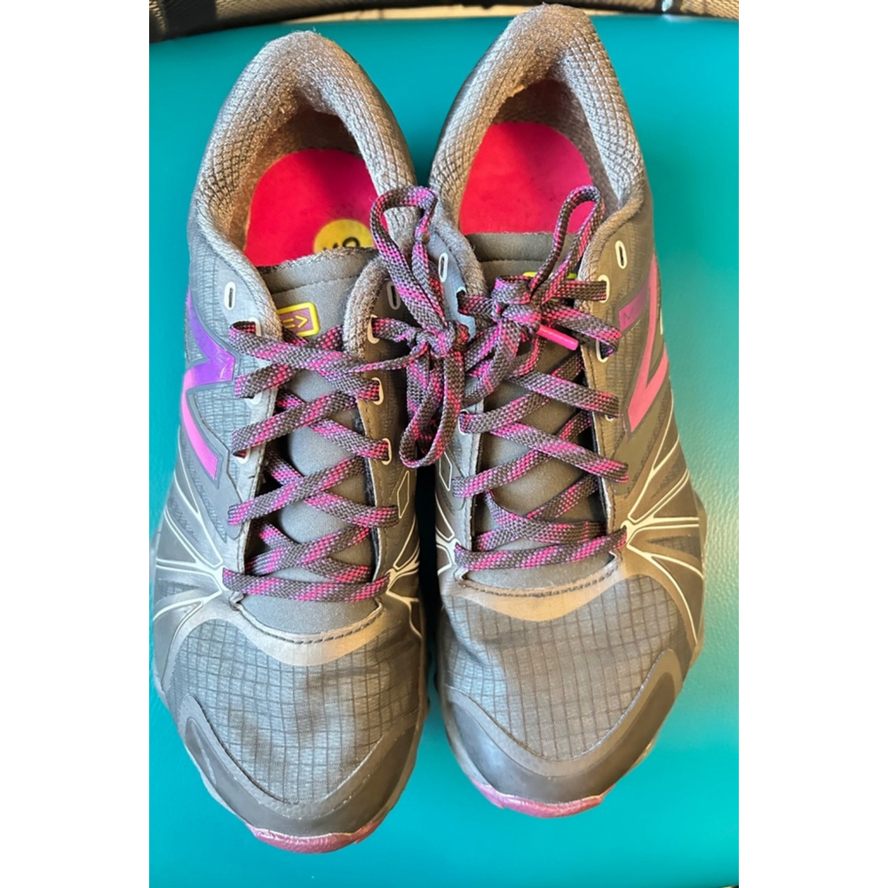 Women's New Balance Trail Running Shoes Size 9 Black Purple - Picture 2 of 4